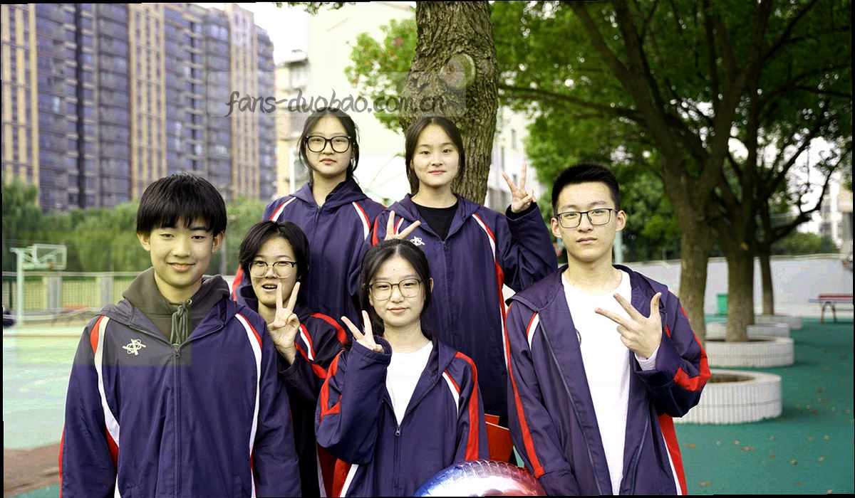 夜色中的足球场灯光与看台观众剪影